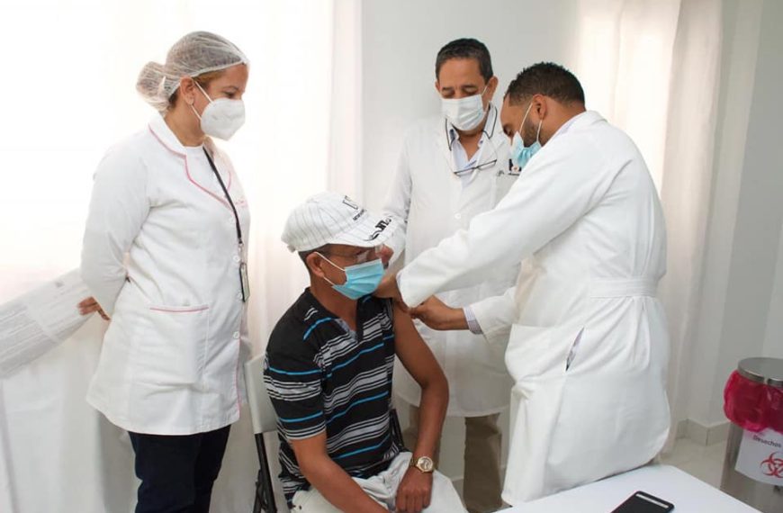 Hospital Sigifredo Alba Dominguez inicia proceso de vacunaci&oacute;n contra el COVID-19