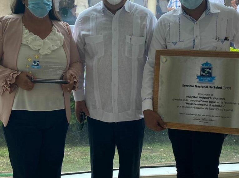 Hospital Dr. Sigifredo Alba Dom&iacute;nguez recibe premio &laquo;MEJOR DESEMPE&Ntilde;O HOSPITALARIO 2021&raquo; por el Servicio Regional de Salud Cibao Central
