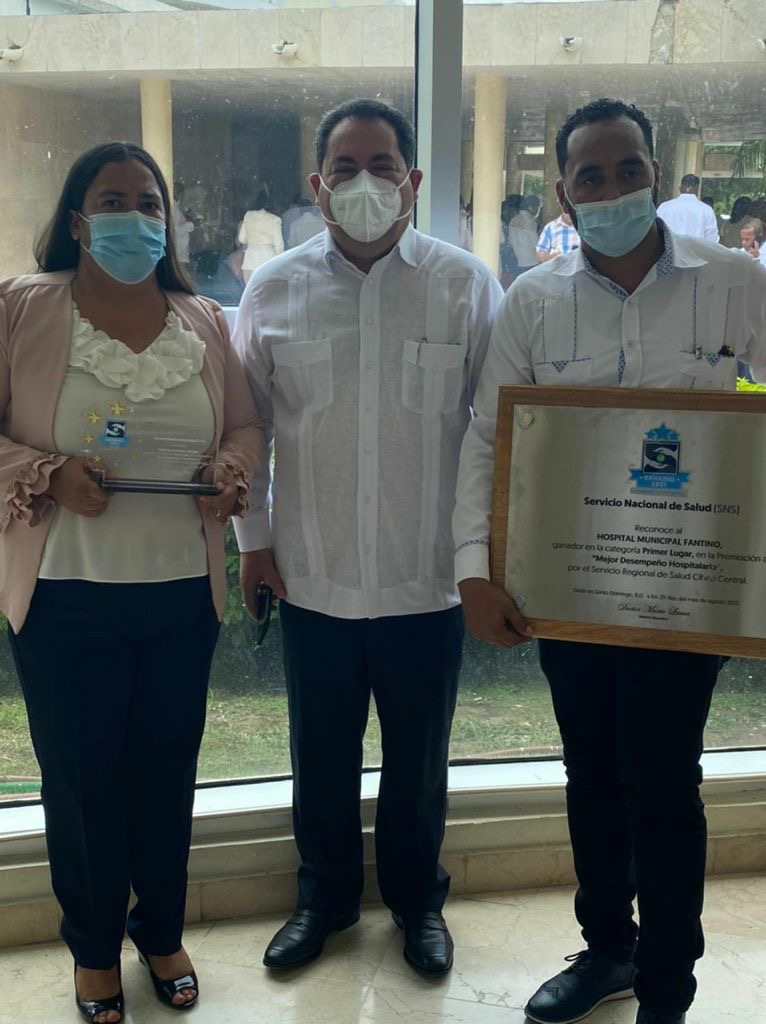 En este momento estás viendo Hospital Dr. Sigifredo Alba Domínguez recibe premio “MEJOR DESEMPEÑO HOSPITALARIO 2021” por el Servicio Regional de Salud Cibao Central