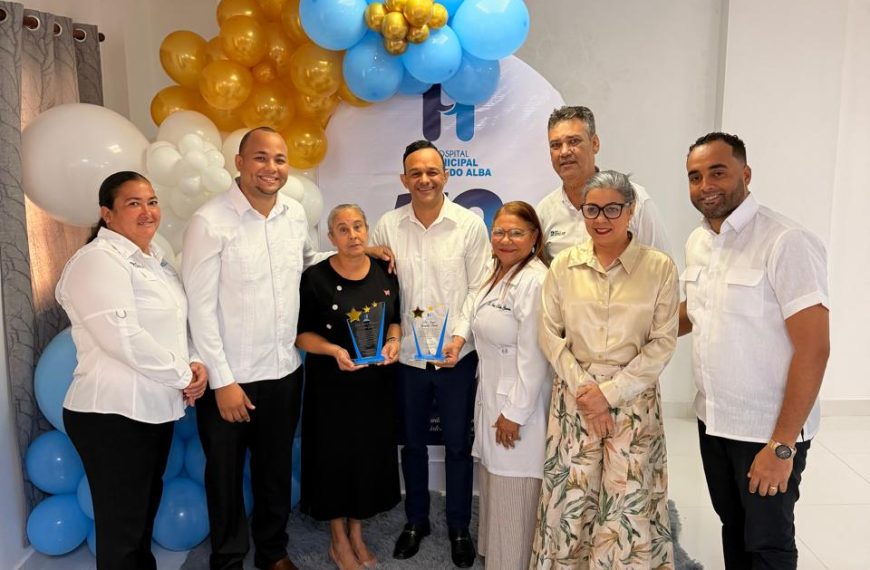 Hospital Municipal Dr. Sigifredo Alba Dom&iacute;nguez reconoce la trayectoria profesional de dos destacados m&eacute;dicos en su 52.&ordm; aniversario.